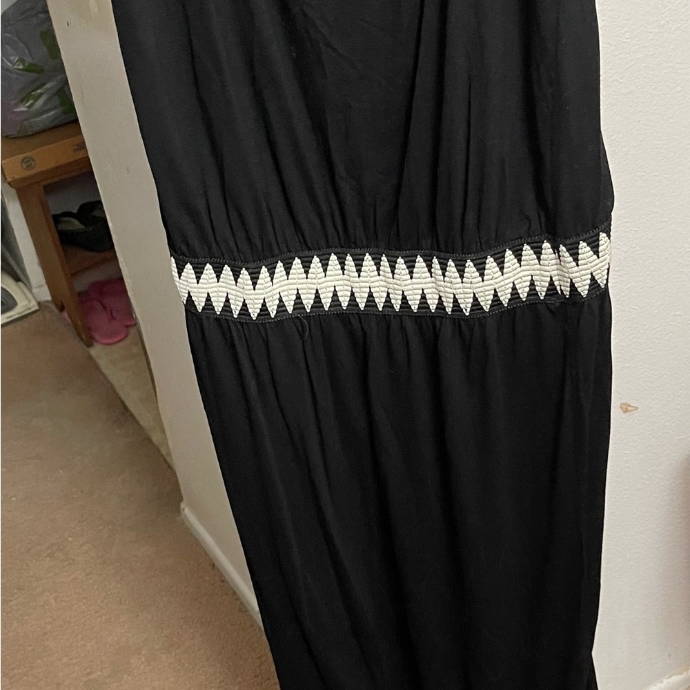 Elegant Black Maxi Dress with White Accents - Picture 7 of 10